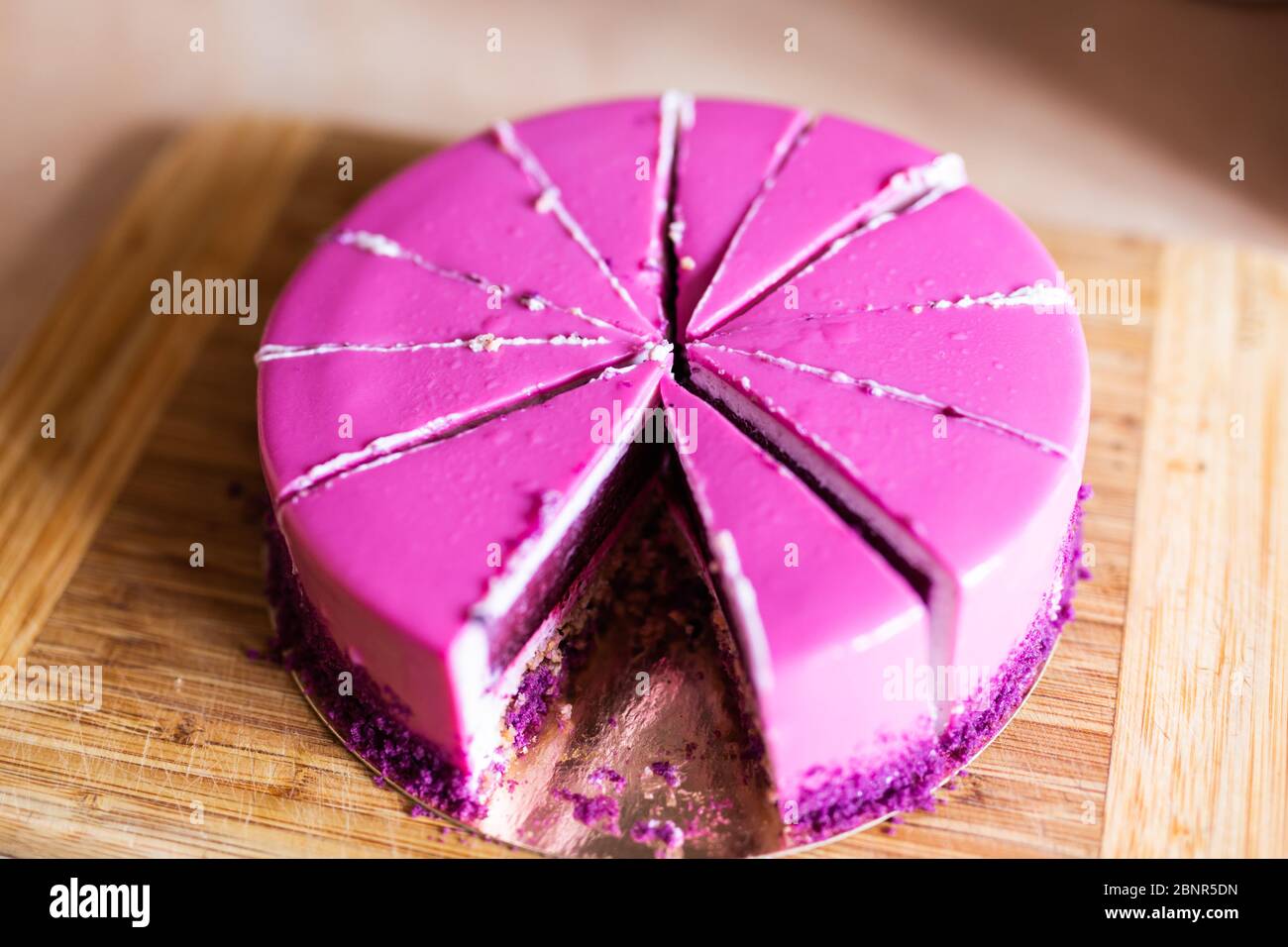 Gateau D Anniversaire Rose Et Violet Sans Une Seule Piece Dessert Vacances Et Delicieux Concept Vue De Dessus Photo Stock Alamy Gateau D Anniversaire Rose Et Violet Sans Une Seule Piece Dessert Vacances Et Delicieux Concept Vue De Dessus Photo Stock Alamy