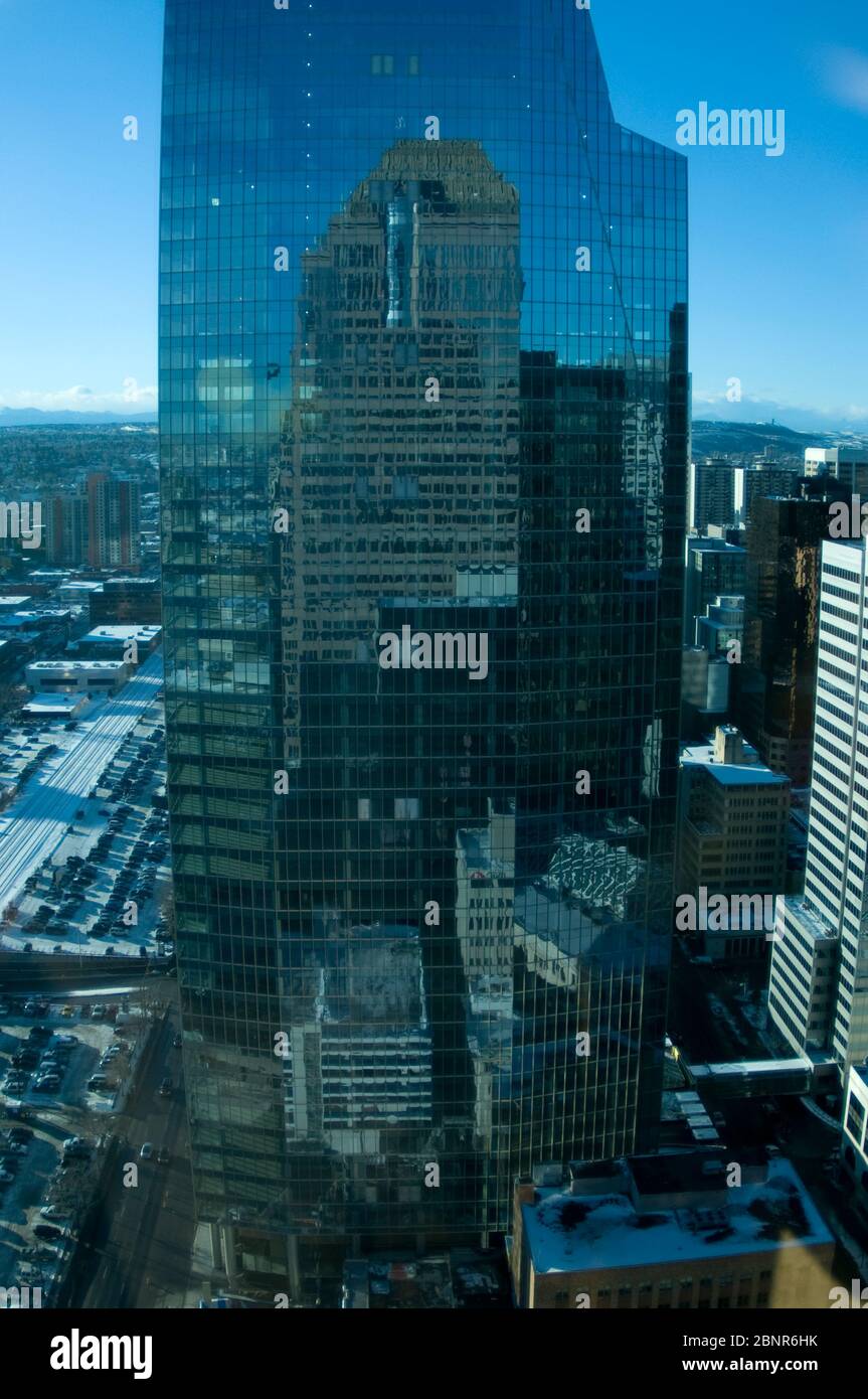 Vue de l'édifice avec reflet de l'édifice Banker's Hall, Calgary, Alberta, Canada Banque D'Images