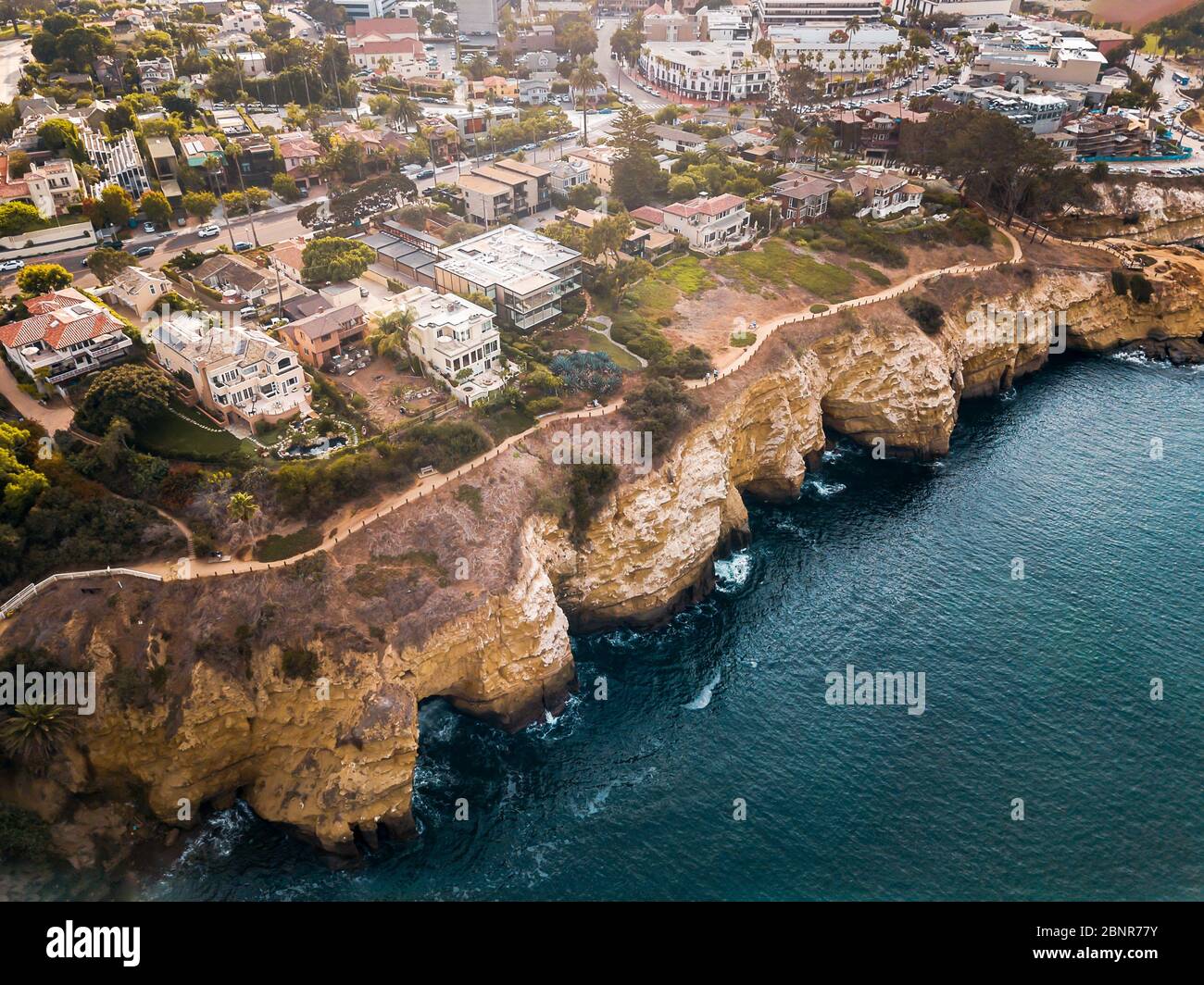 Vue aérienne du village ensoleillé de la Jolla en Californie de San Diego avec des maisons sur les falaises de l'océan Pacifique Banque D'Images