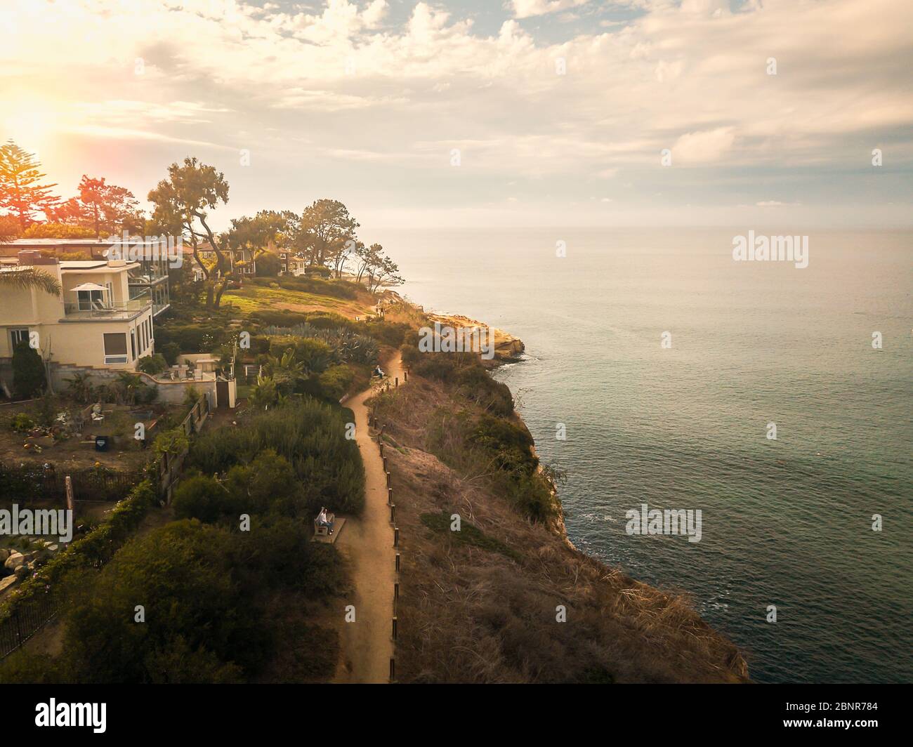 Vue aérienne du village ensoleillé de la Jolla en Californie de San Diego avec des maisons sur les falaises de l'océan Pacifique Banque D'Images