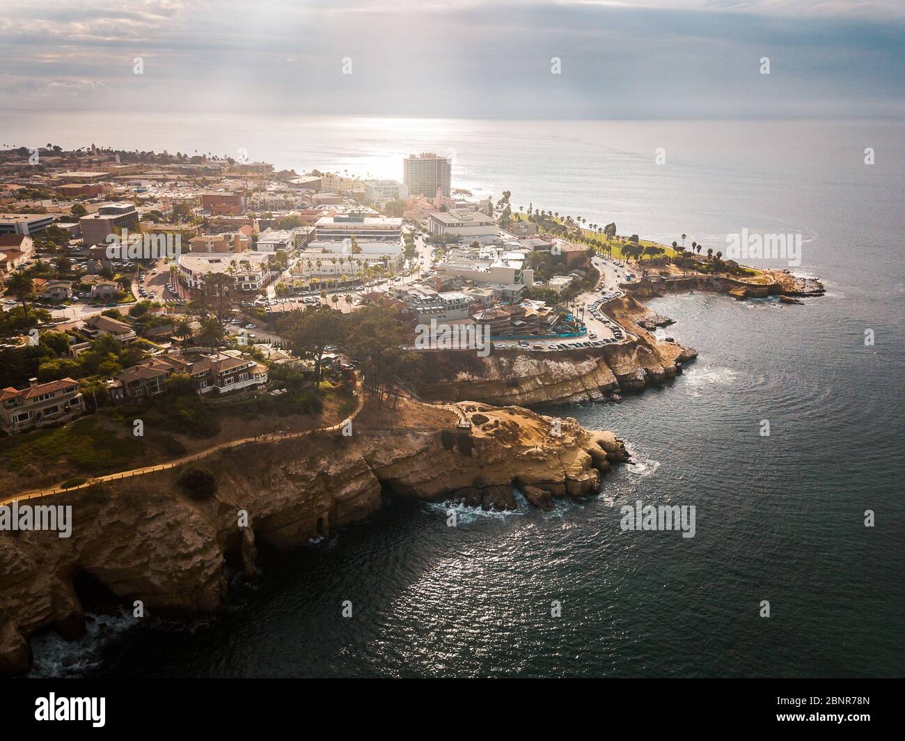 Vue aérienne du village ensoleillé de la Jolla en Californie de San Diego avec des maisons sur les falaises de l'océan Pacifique Banque D'Images