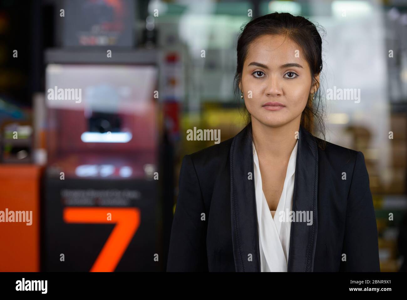 Jeune femme d'affaires asiatique belle avec les cheveux attachés à l'extérieur Banque D'Images