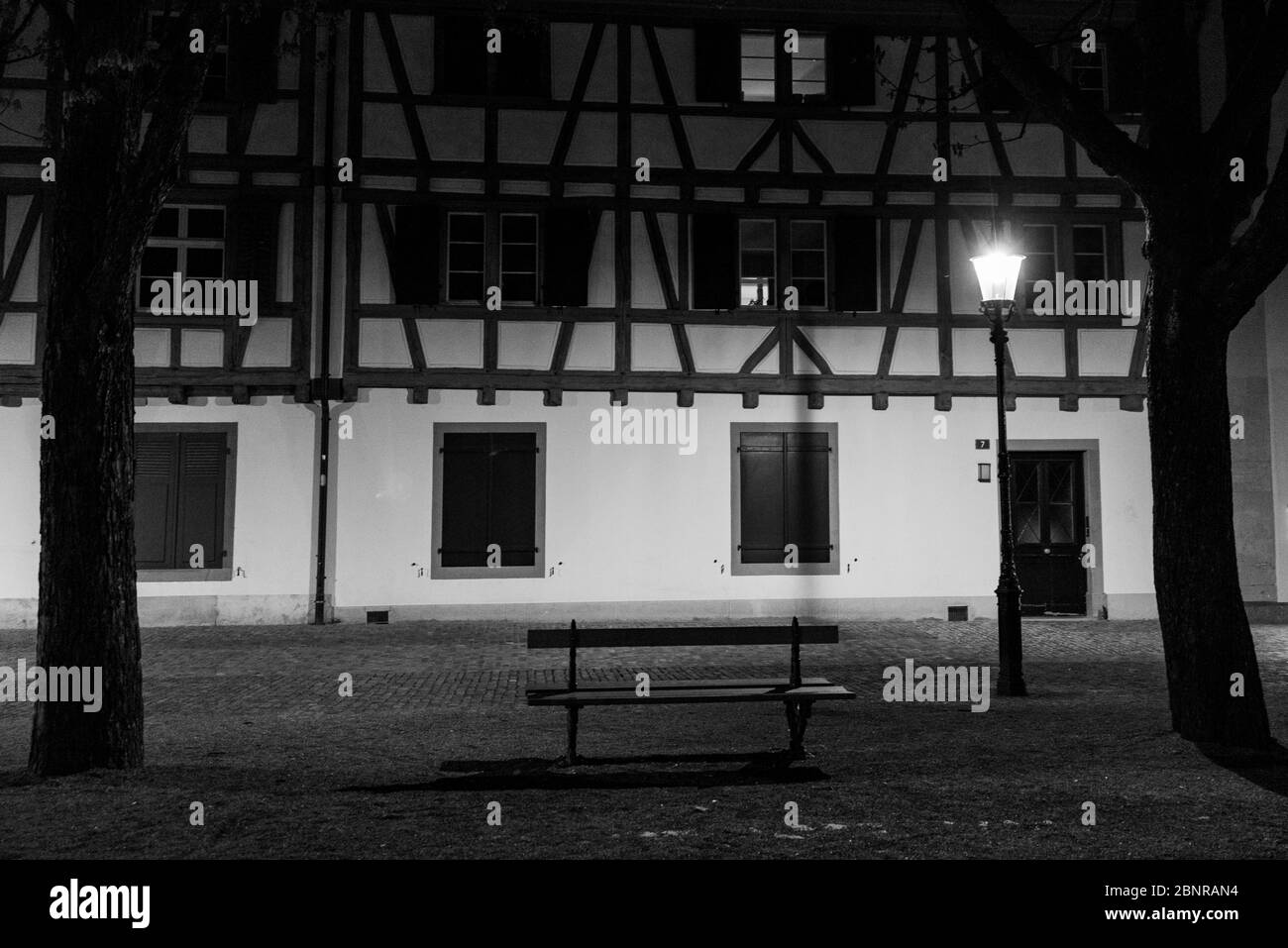 Münsterplatz après le coucher du soleil pendant le confinement de Corona à Bâle, en Suisse Banque D'Images