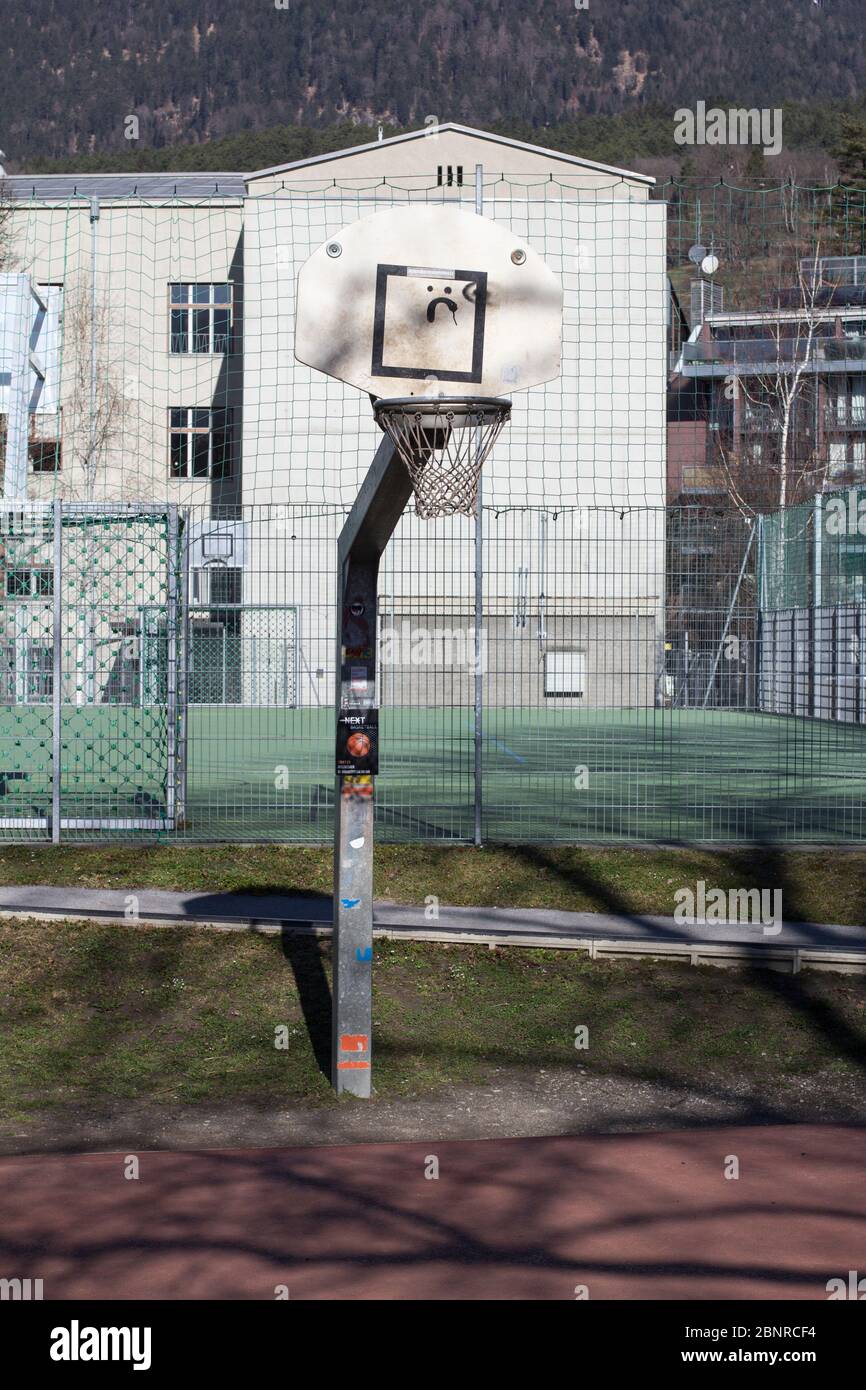 Panier de basket-ball avec un visage triste Banque D'Images