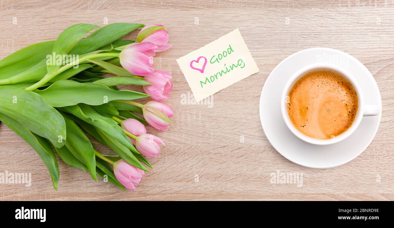 Salutation « Bonjour » avec fleurs et café Banque D'Images