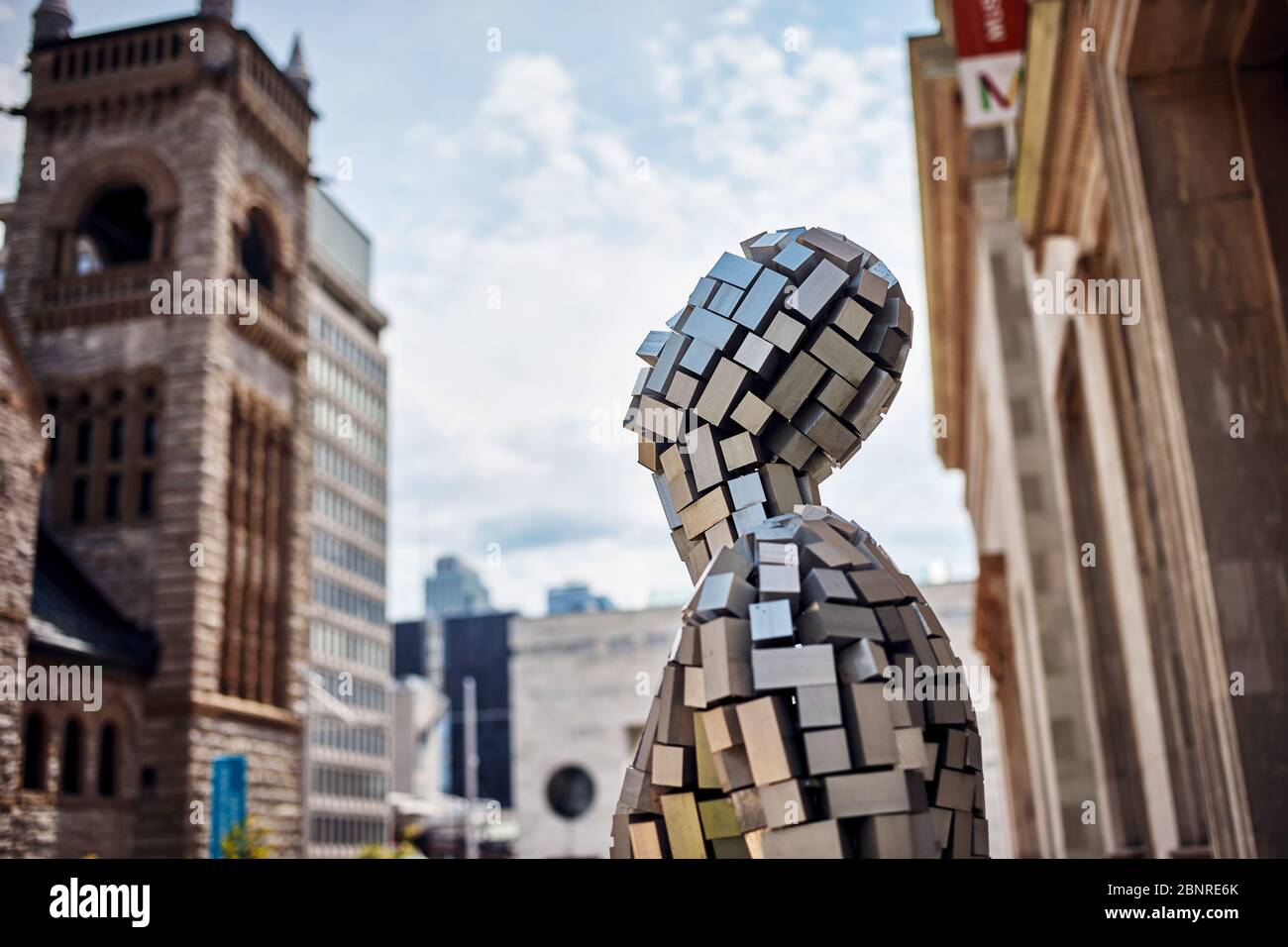 Montréal, Canada - juin 2018 : la sculpture nommée Bâtiment VI par l'artiste Antony Gormley au jardin de sculptures du Musée des beaux-arts de Montréal à mon Banque D'Images