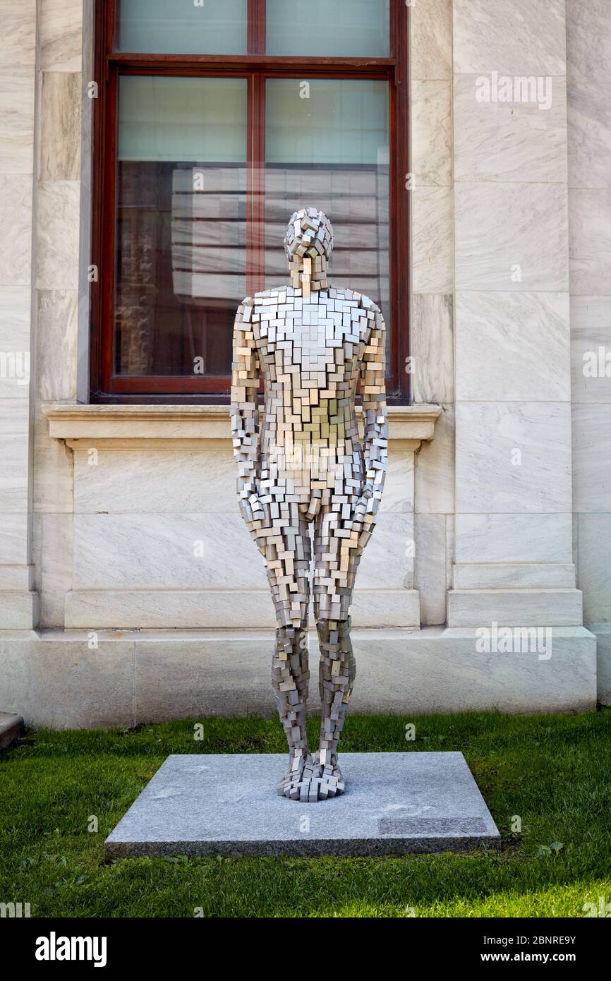 Montréal, Canada - juin 2018 : la sculpture nommée Bâtiment VI par l'artiste Antony Gormley au jardin de sculptures du Musée des beaux-arts de Montréal à mon Banque D'Images
