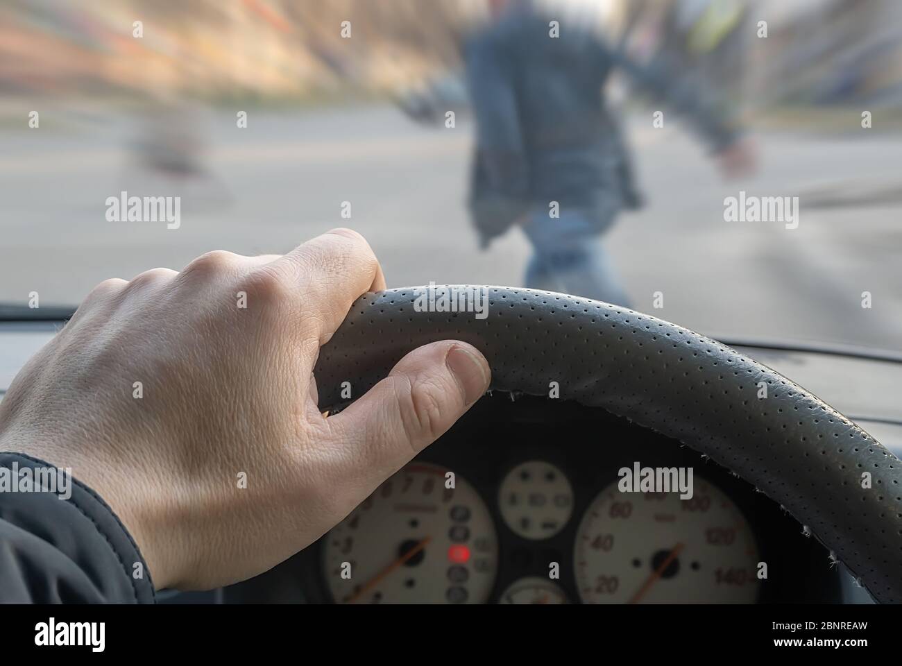 vue de la voiture, urgence, piéton traversant la route pendant que la voiture est en mouvement Banque D'Images
