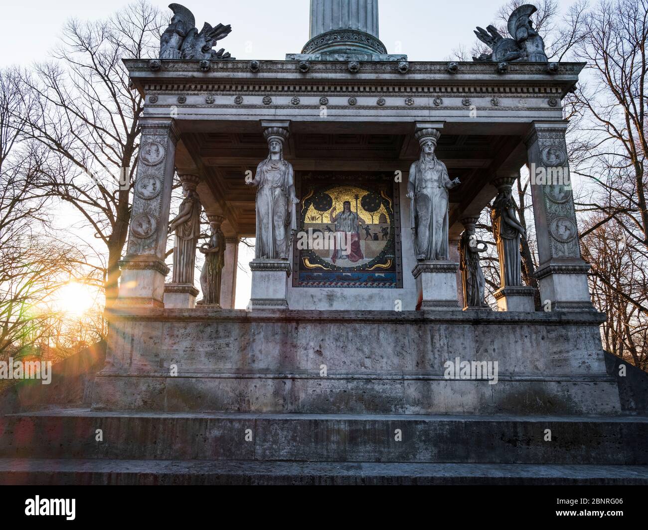 Ange de la paix à Munich au moment du virus Corona. Presque vide et seulement quelques voitures dans les rues de la ville Banque D'Images