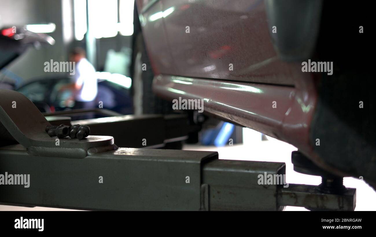 Un groupe d'écrous dévissés dans un centre de service automobile. Banque D'Images