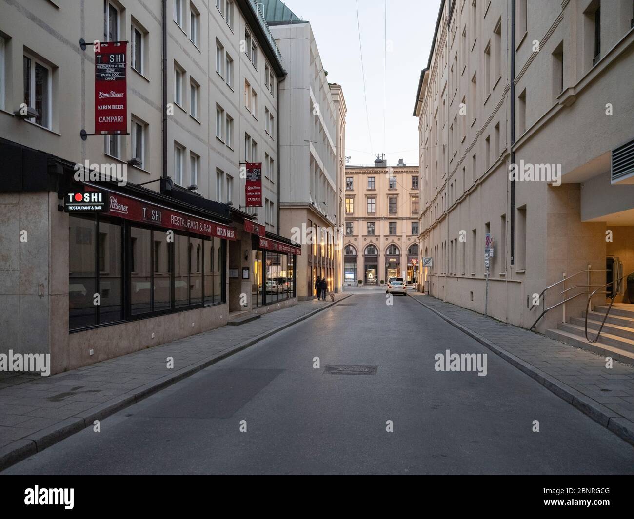 Restaurant fermé en raison du virus corona avec une rue sans voiture et déserte dans le centre de Munich Banque D'Images