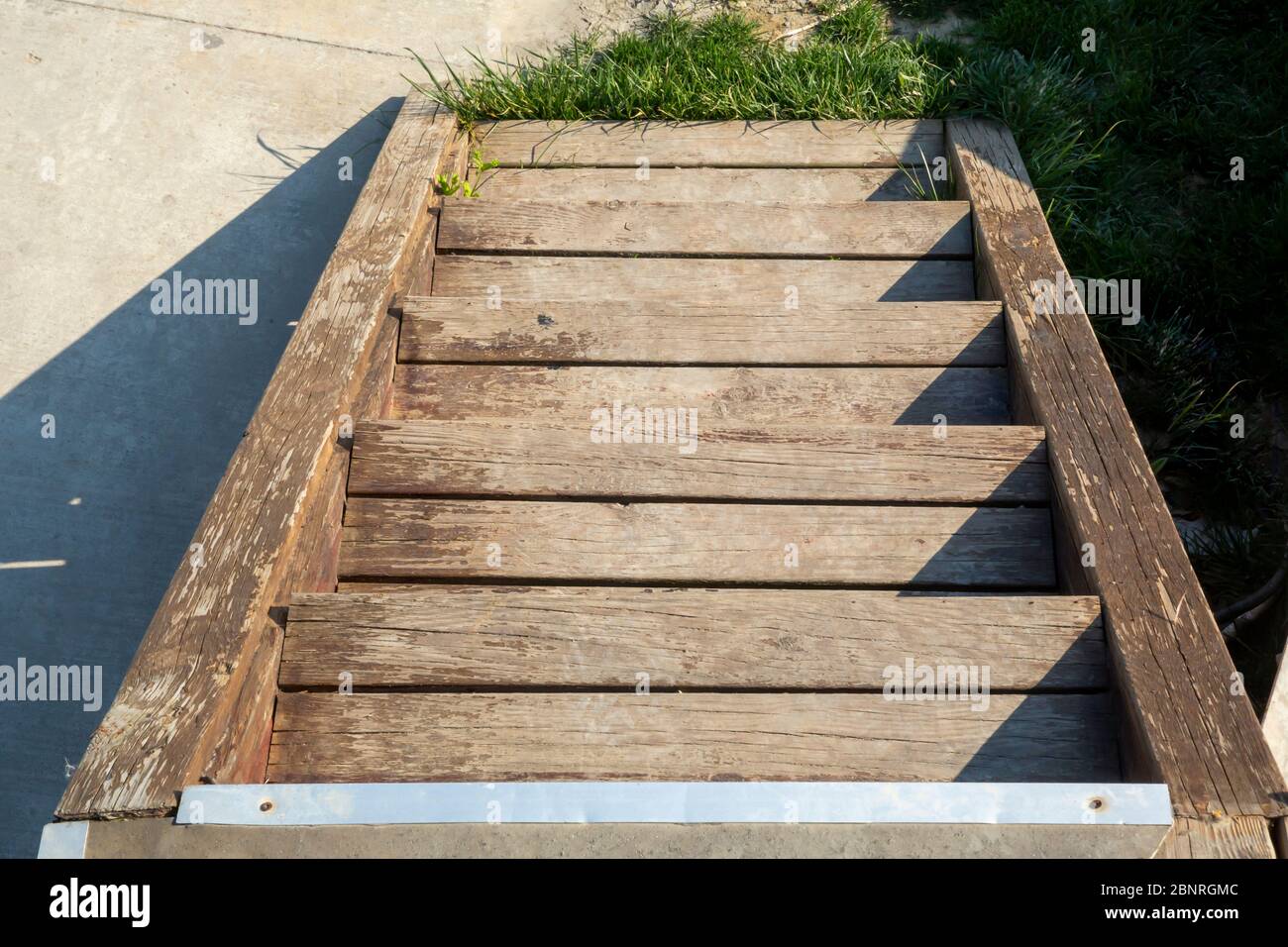 ancienne échelle en bois avec bords ombrés Banque D'Images