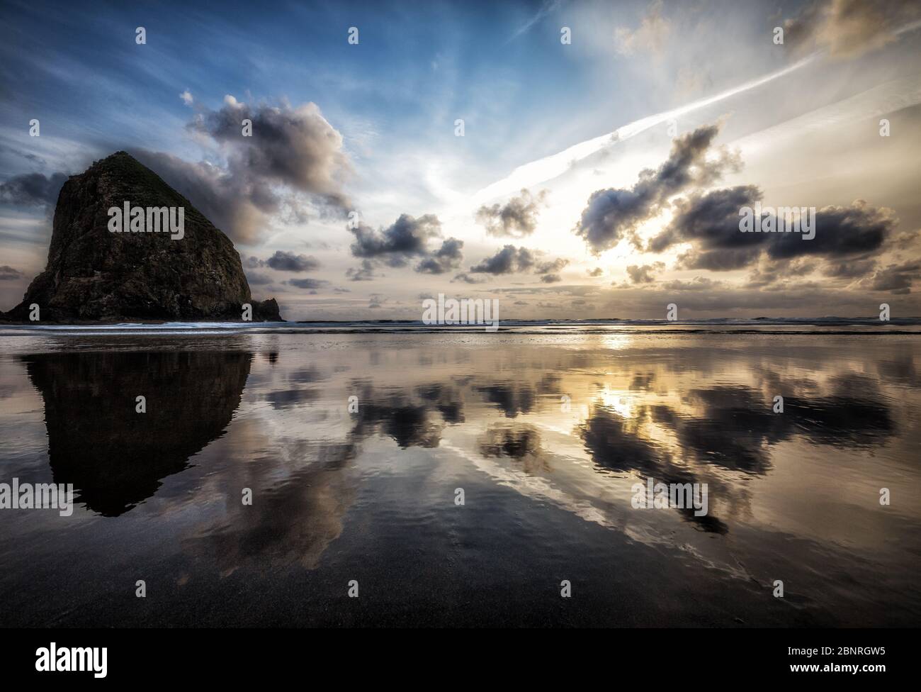 Etats-Unis, Oregon, Canon Beach, réflexion, pierre Banque D'Images
