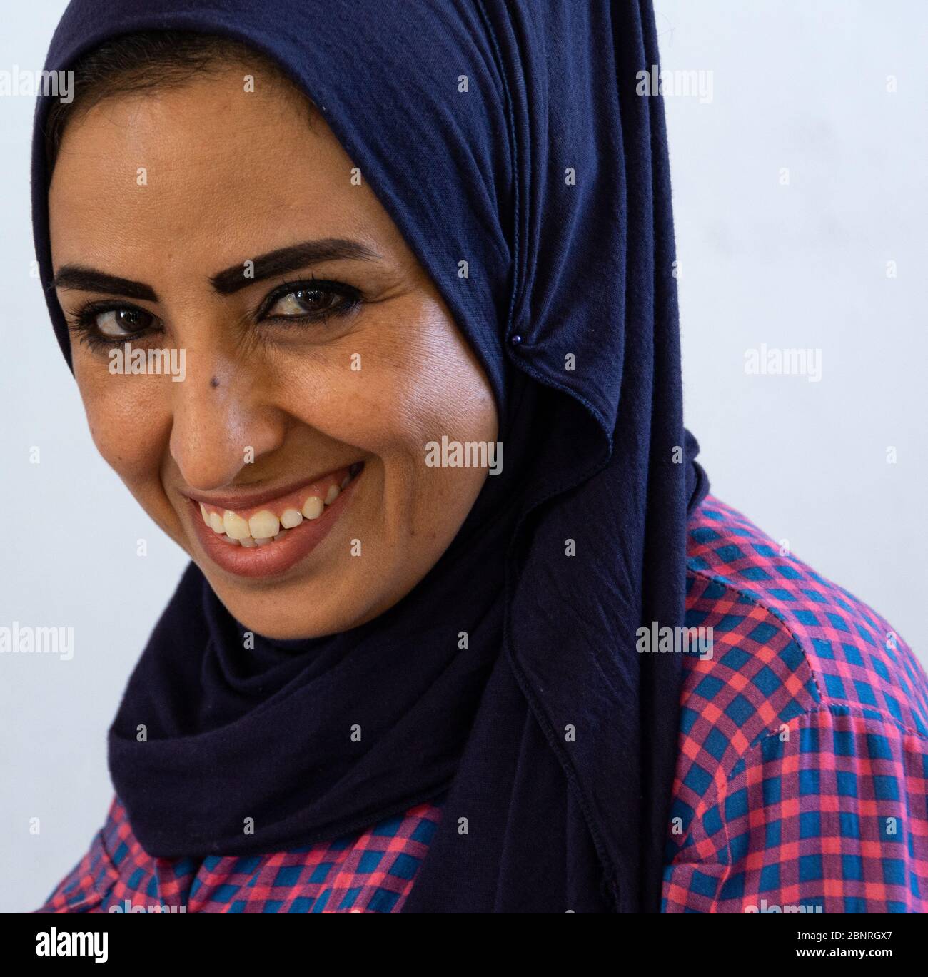 Femme jordanienne avec voile ou hjab, souriante Banque D'Images
