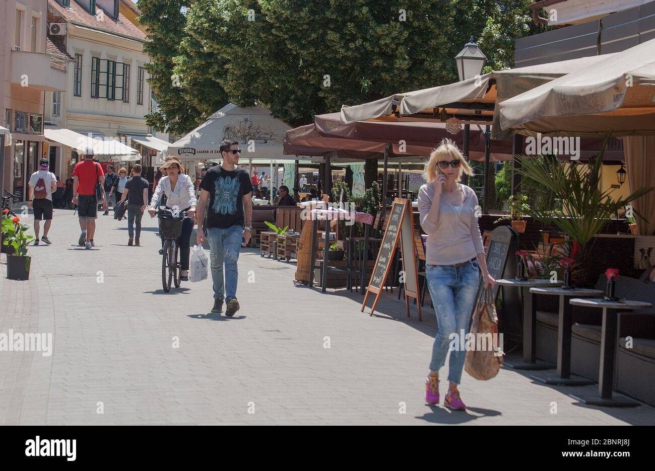 Tkalčićeva ulica est une rue animée de la place Ban Jelačić à la petite rue (Mala ulica). Vous y trouverez des cafés, des bars, des magasins et des événements. Banque D'Images