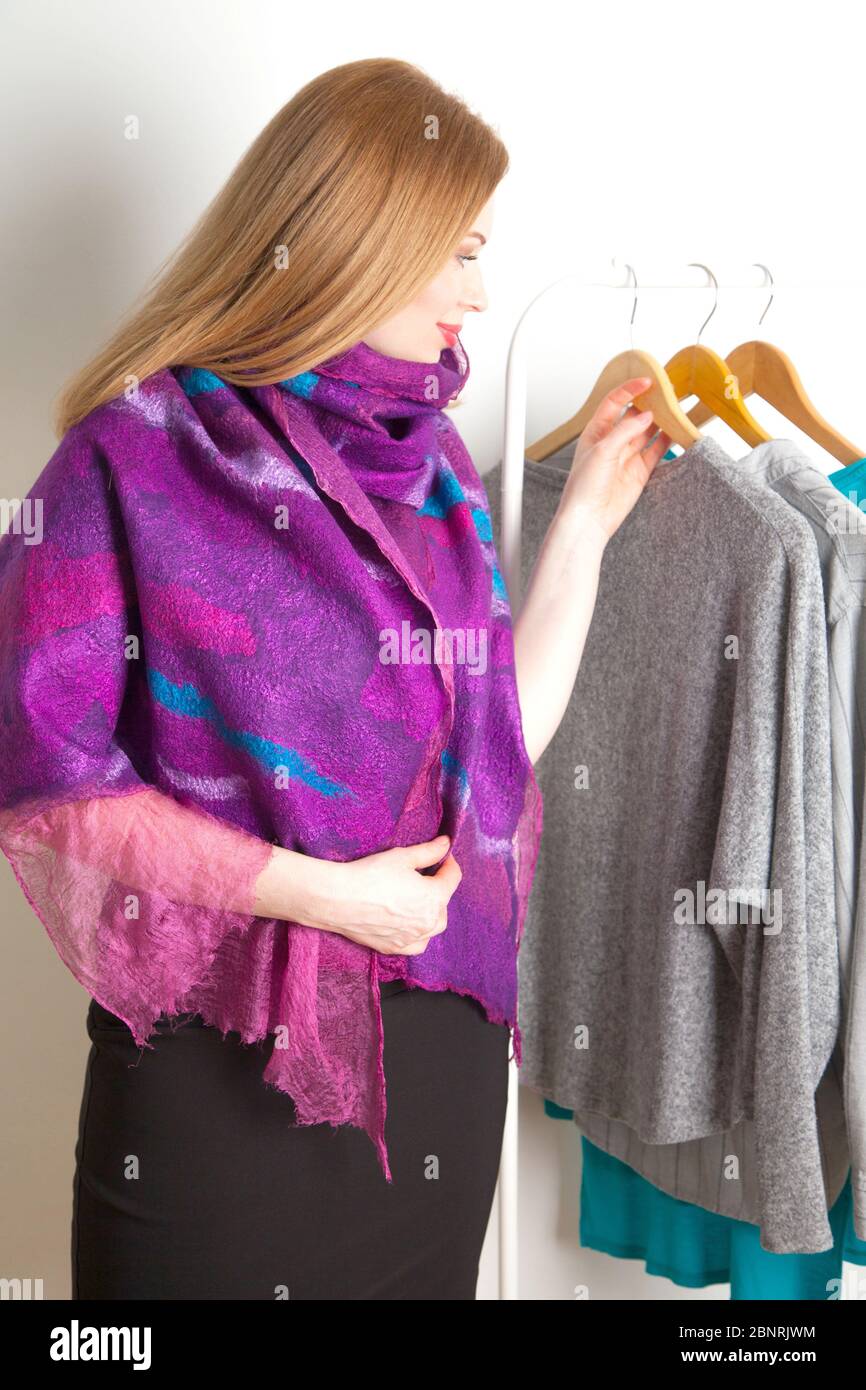 Jolie jeune femme de style caucasien posant avec son foulard feutré violet  en soie et laine sur fond blanc. Concept de produ unique fait main Photo  Stock - Alamy