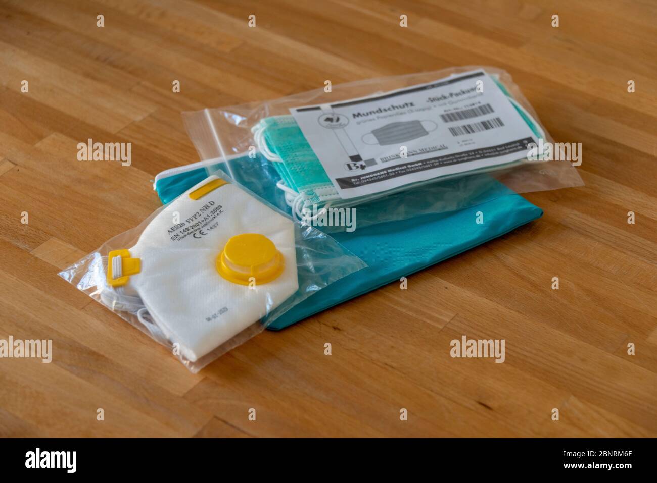 Un respirateur FFP2 et un paquet de protections buccales sont disposés sur une table. La demande de masques faciaux a augmenté de façon significative depuis l'apparition du coronavirus (Covid-19). Banque D'Images