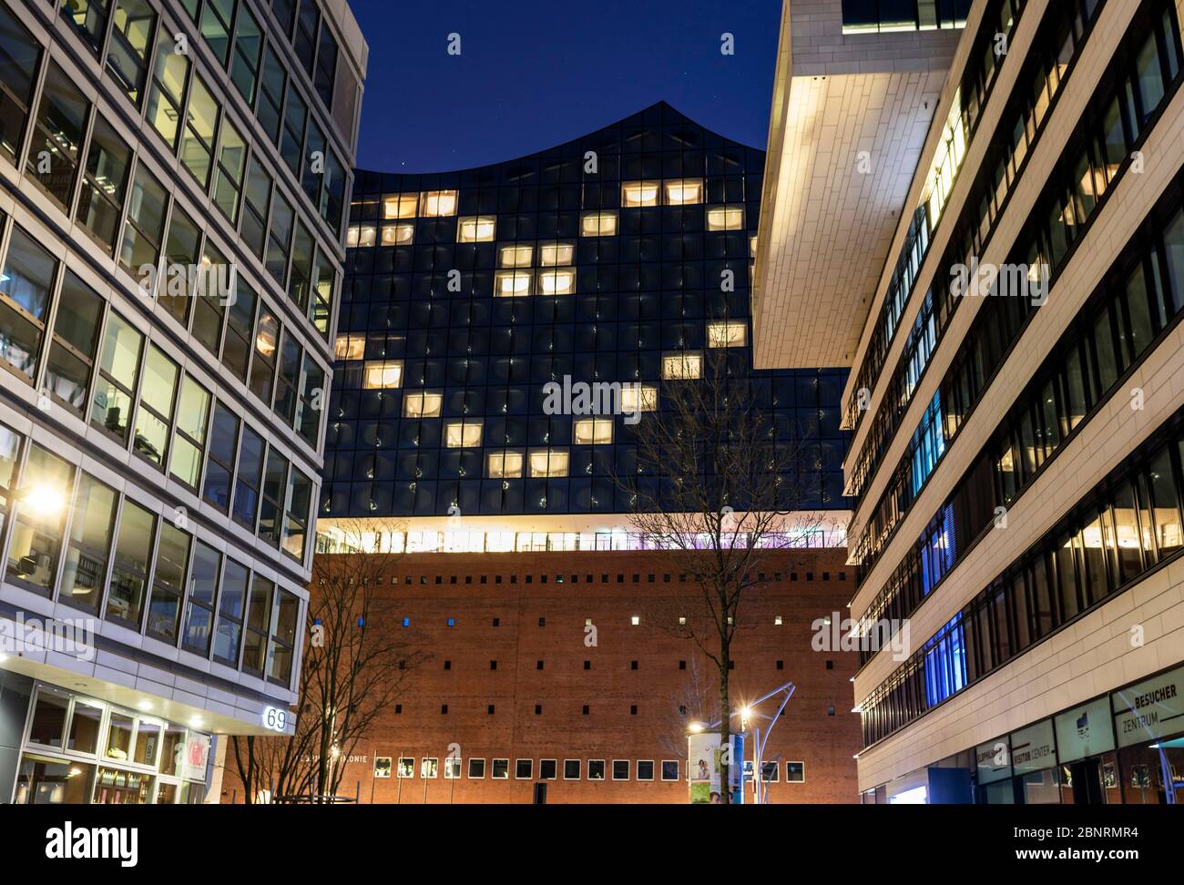 Elbphilharmonie au coeur des chambres d'hôtel illuminées comme un signe de la crise de Corona, Hafencité, Hambourg, Allemagne Banque D'Images