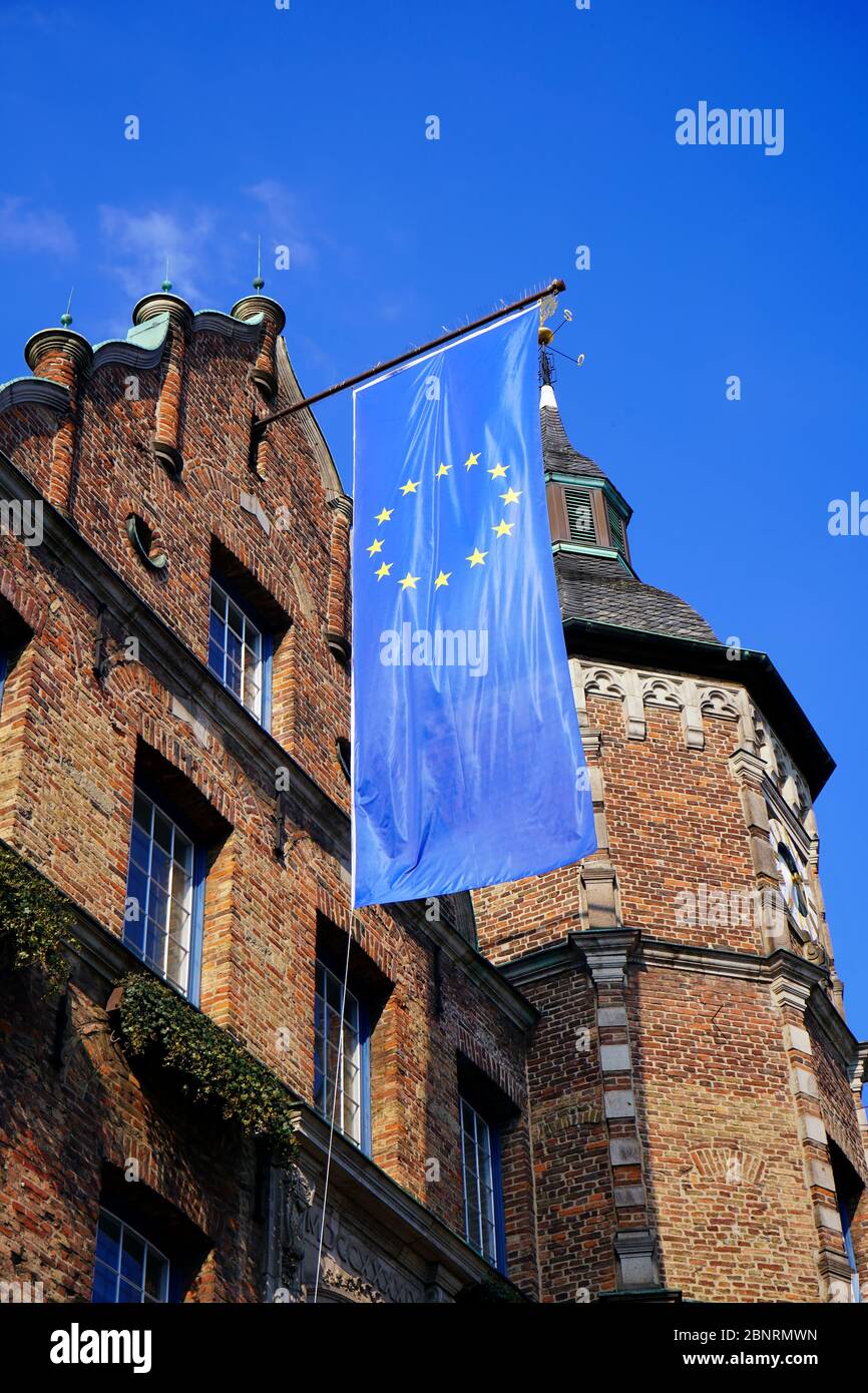 Drapeau de l'Union européenne devant l'ancien bâtiment de l'hôtel de ville sur la place du marché à Düsseldorf, en Allemagne. Banque D'Images