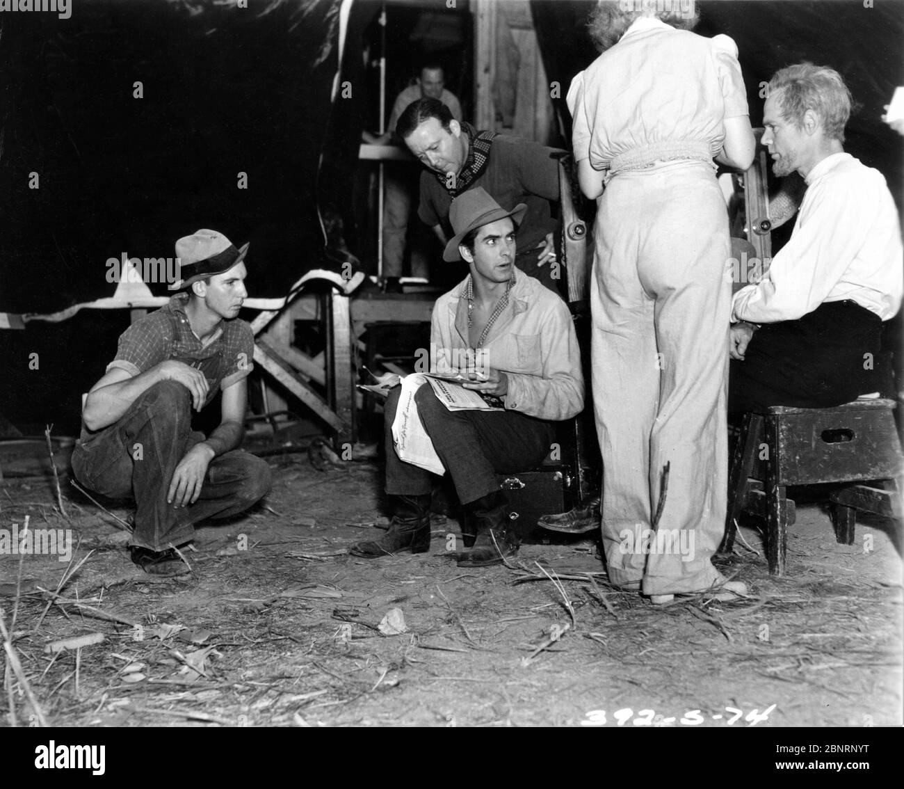 TYRONE POWER et HENRY HULL sur le terrain Candid avec film Crew pendant la fabrication de JESSE JAMES 1939 réalisateur HENRY KING scénario Nunnally Johnson XXème siècle Fox Banque D'Images