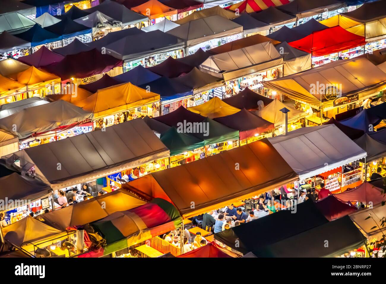 Bangkok / Thaïlande - 8 février 2020: Nom de ce lieu ' Ratchada Rot Fai Night train Market ' dans le centre-ville de Bangkok Banque D'Images