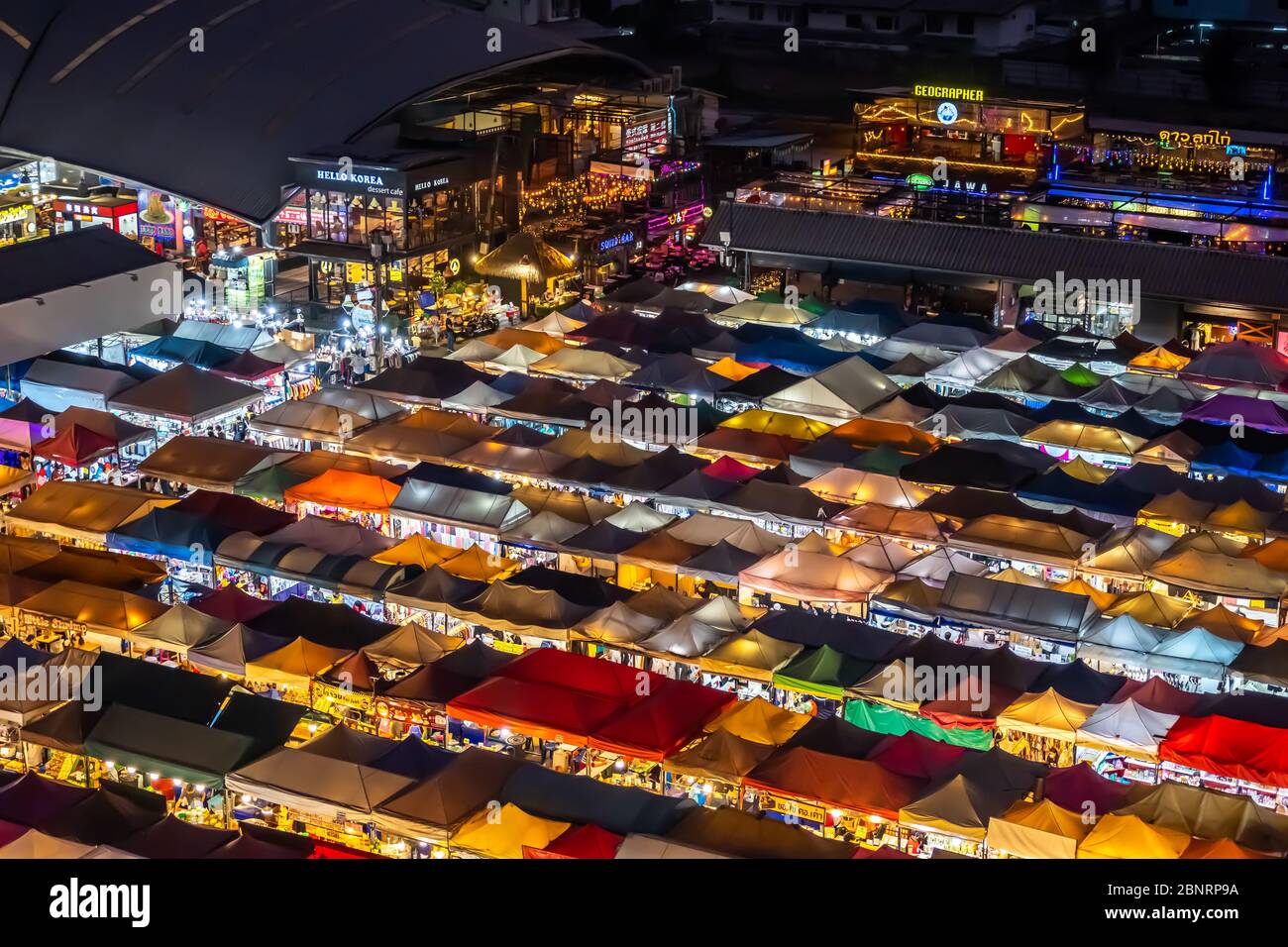 Bangkok / Thaïlande - 8 février 2020: Nom de ce lieu ' Ratchada Rot Fai Night train Market ' dans le centre-ville de Bangkok Banque D'Images