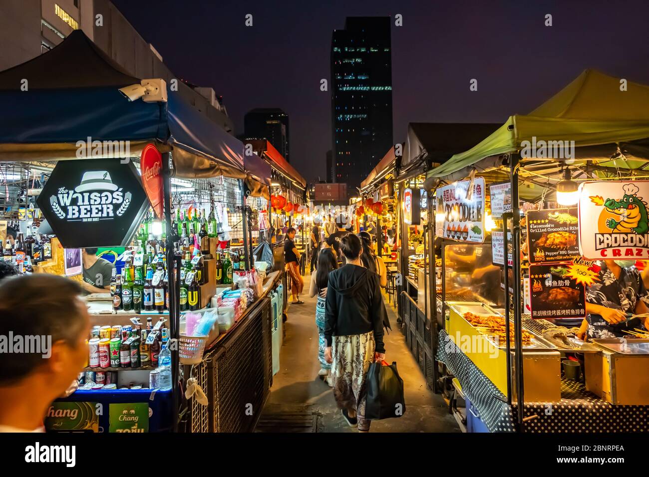 Bangkok / Thaïlande - 8 février 2020: Vendeurs de rue et magasins de ' Ratchada Rot Fai Night train Market ' dans le centre-ville de Bangkok Banque D'Images
