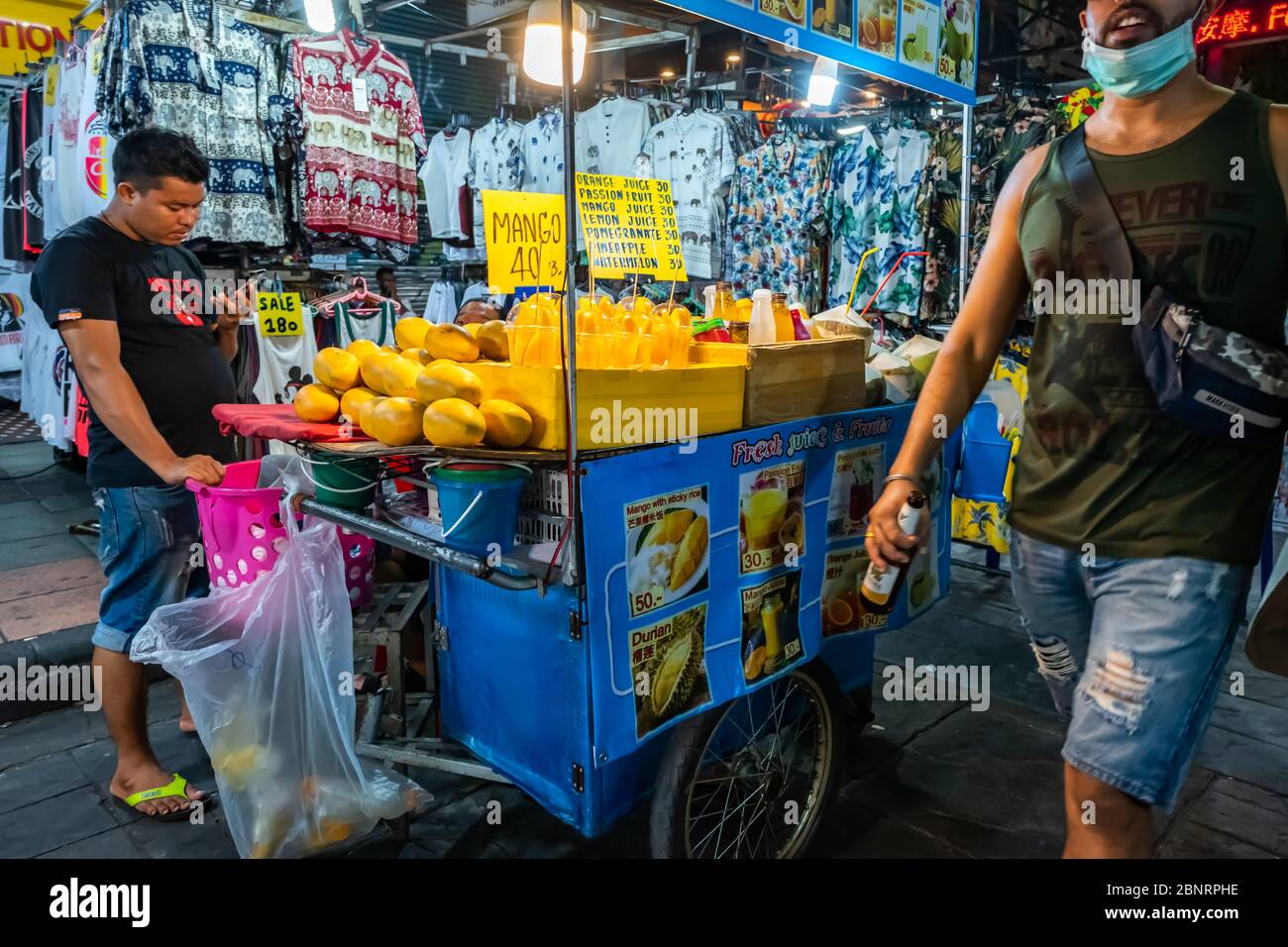 Khao San Road, Bangkok / Thaïlande - 8 février 2020: Vente de viande de crocodile à Bangkok la nuit Banque D'Images