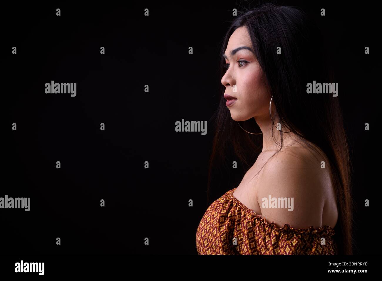 Vue de profil de la jeune femme transgenre asiatique magnifique Banque D'Images