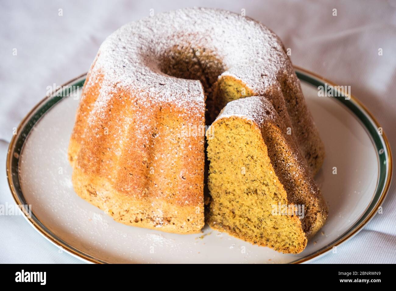 Kuerbiskernoel Gugelhupf, un gâteau de style Bundt fait avec de l'huile de pépins de citrouille sur une élégante assiette, un dessert autrichien Banque D'Images