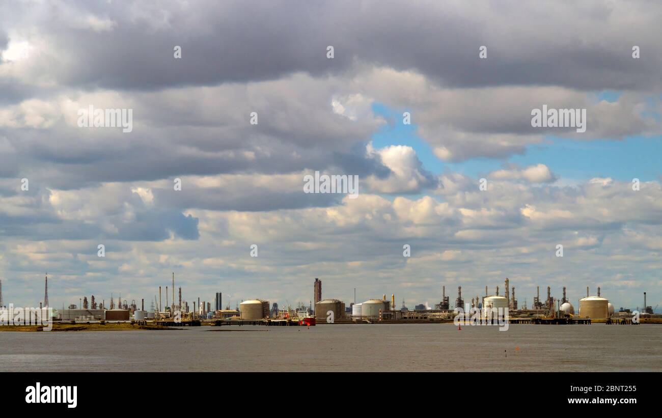 Vue panoramique de la raffinerie de pétrole de Teesside maintenant utilisée comme une installation de stockage et de transbordement pour les produits pétroliers et gaziers avec un grand ciel pour la copie Banque D'Images