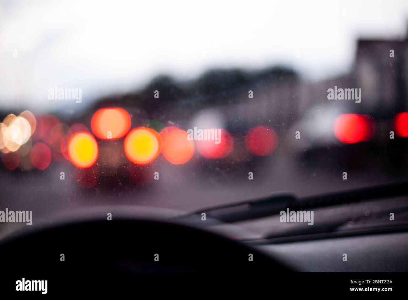 Flou urbain texture abstraite bokeh lumières de ville et bouchons de circulation. Vue depuis le pare-brise de la cabine. Mise au point douce. Banque D'Images