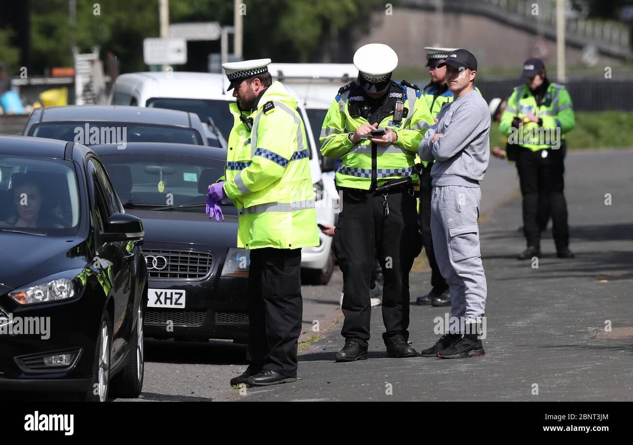 Brighton, Royaume-Uni. 16 avril 2020. La police effectue des contrôles d'arrêt de véhicule sur l'A23 au nord de Brighton, tandis que les automobilistes se rendent dans la ville et sur la côte après l'introduction de mesures pour mettre le pays hors de son isolement. Crédit : James Boardman/Alay Live News Banque D'Images