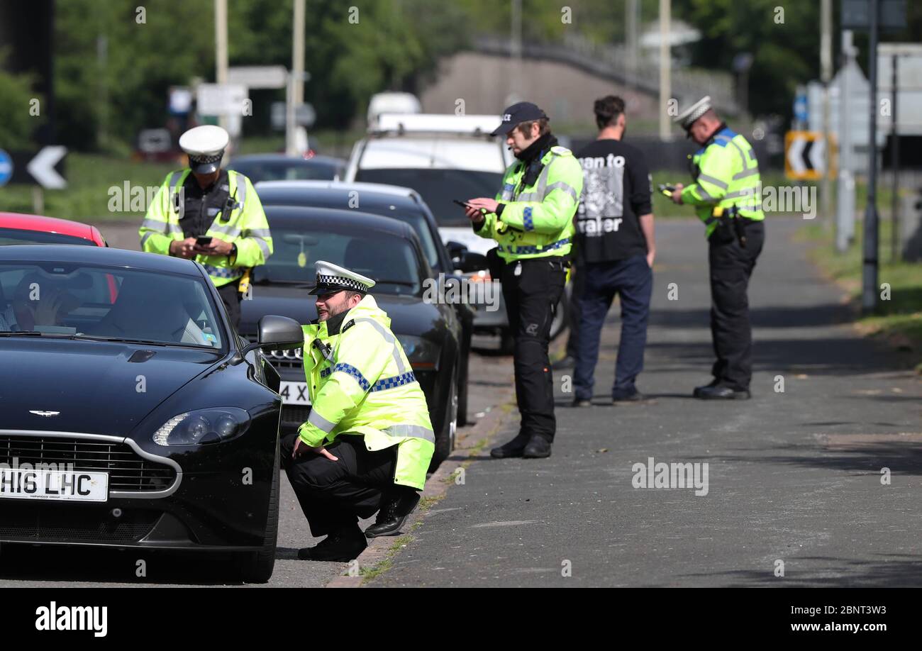 Brighton, Royaume-Uni. 16 avril 2020. La police effectue des contrôles d'arrêt de véhicule sur l'A23 au nord de Brighton, tandis que les automobilistes se rendent dans la ville et sur la côte après l'introduction de mesures pour mettre le pays hors de son isolement. Crédit : James Boardman/Alay Live News Banque D'Images