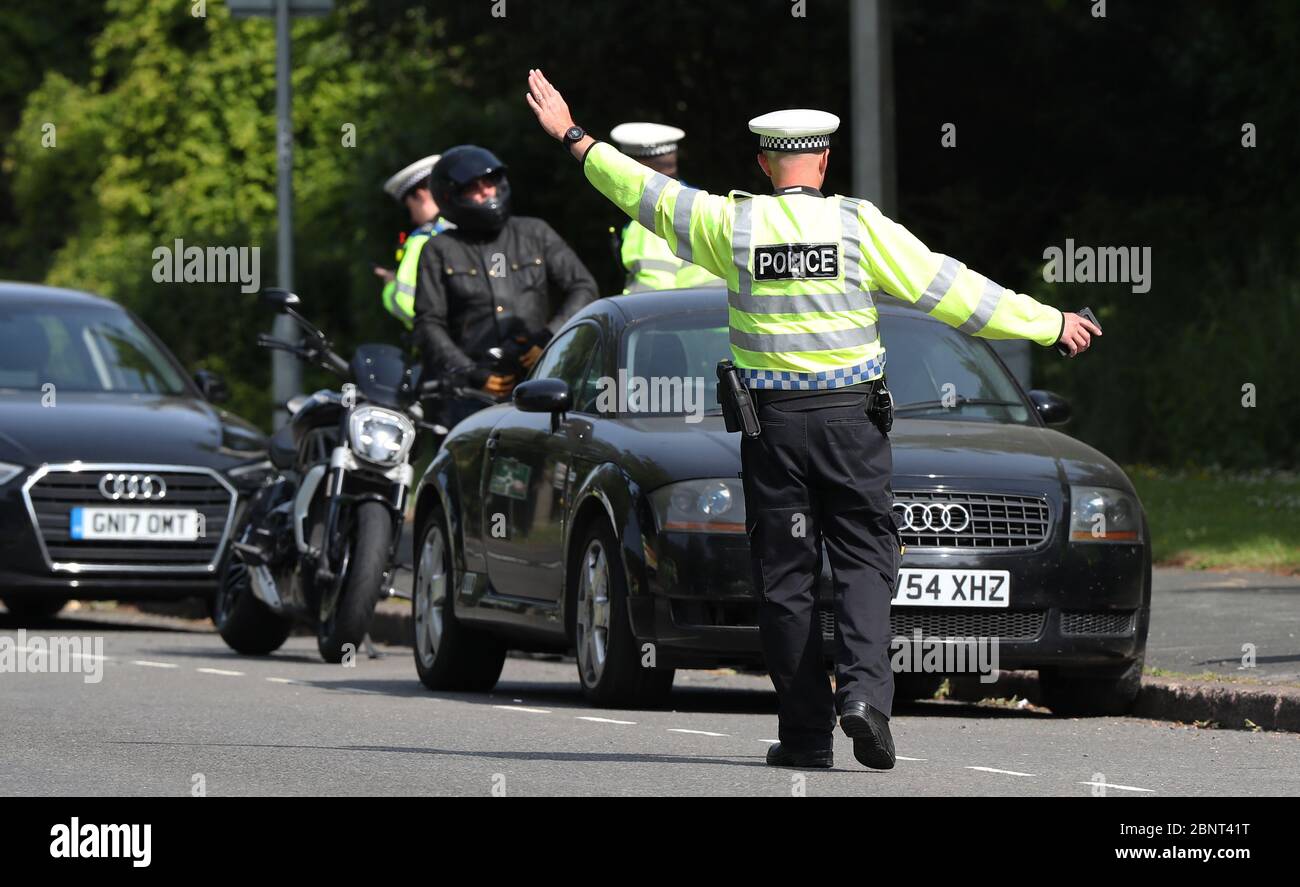 Brighton, Royaume-Uni. 16 avril 2020. La police effectue des contrôles d'arrêt de véhicule sur l'A23 au nord de Brighton, tandis que les automobilistes se rendent dans la ville et sur la côte après l'introduction de mesures pour mettre le pays hors de son isolement. Crédit : James Boardman/Alay Live News Banque D'Images