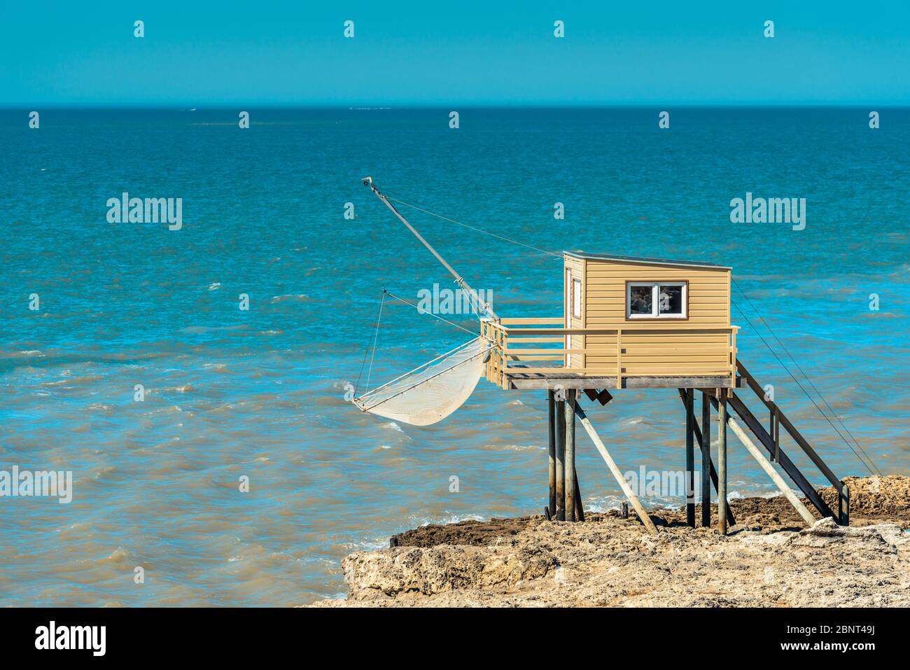 saint-palais-sur-mer-france-cabane-traditionnelle-de-p-cheur-local
