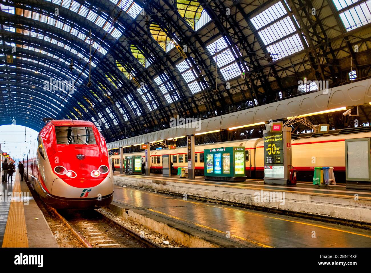 Frecciarossa train dans la gare centrale de Milan, Milan, Italie Banque D'Images