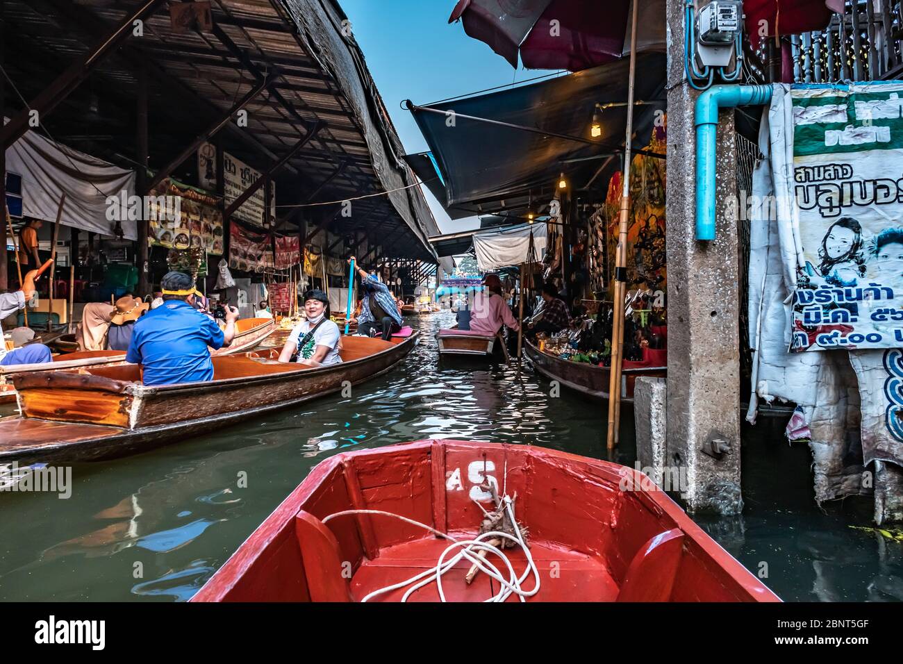 Ratchaburi, Damnoen Saduak / Thaïlande - 11 février 2020: Nom de ce lieu marché flottant Damnoen Saduak. Le marché flottant est la place la plus populaire dans Banque D'Images