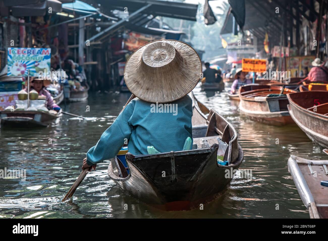 Ratchaburi, Damnoen Saduak / Thaïlande - 11 février 2020: Nom de ce lieu marché flottant Damnoen Saduak. Vendeur femme mouchercher le bateau avec son chapeau Banque D'Images