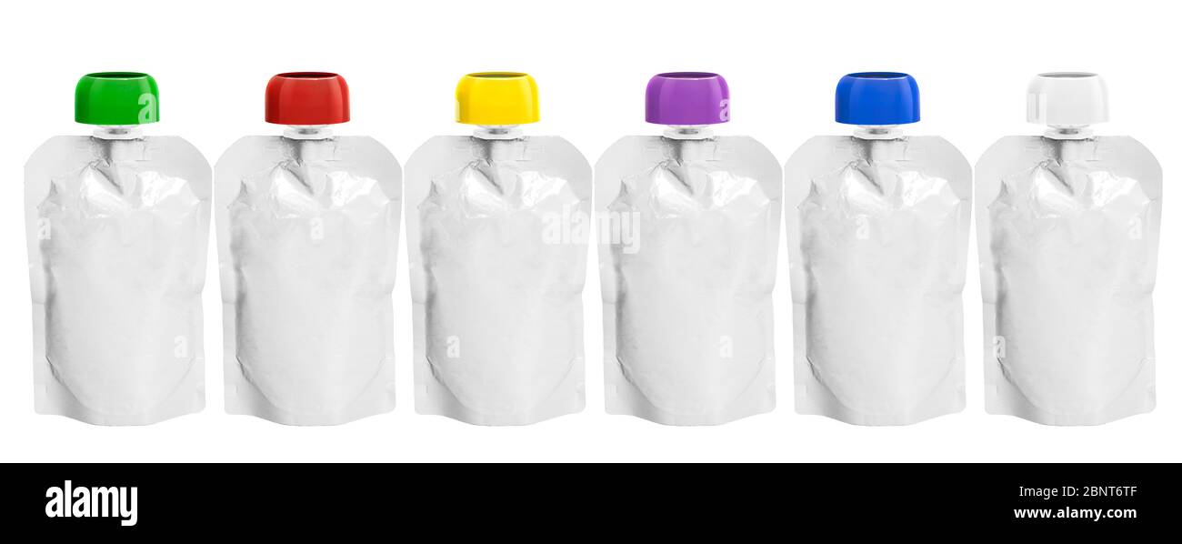 Six emballages en plastique blanc vide avec bec verseur et support de couvercle rond coloré en ligne, pour les aliments pour bébés, les purées de fruits, les en-cas en déplacement, isolés sur un blanc Banque D'Images