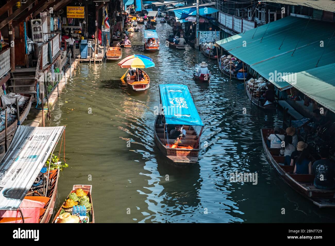 Ratchaburi, Damnoen Saduak / Thaïlande - 11 février 2020: Nom de ce lieu marché flottant Damnoen Saduak. Le marché flottant est la place la plus populaire dans Banque D'Images