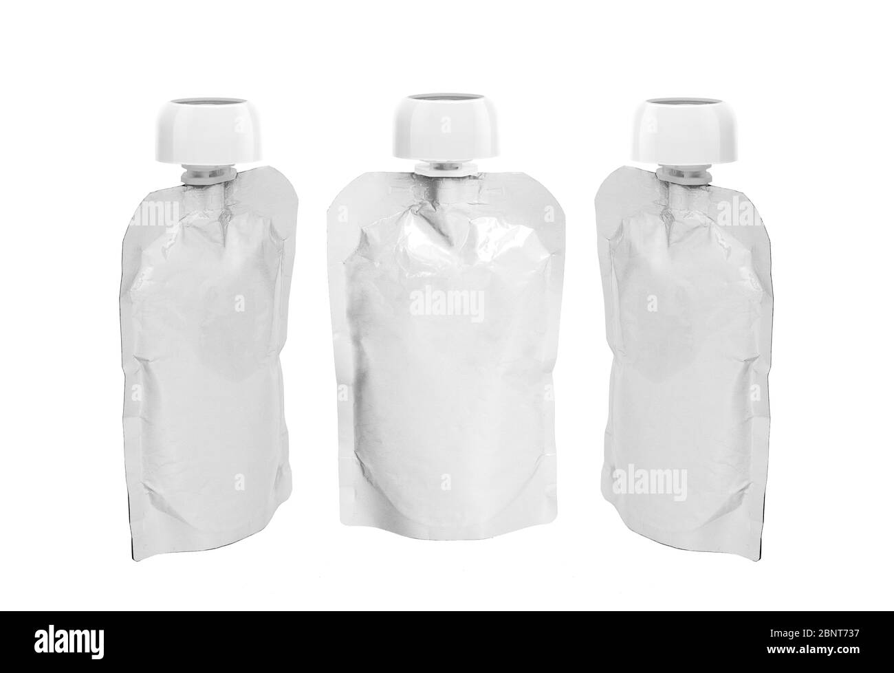 Trois emballages en plastique blanc vide avec bec verseur et couvercle rond de différents angles, pour les aliments pour bébés, les purées de fruits, les en-cas en déplacement, isolés sur un blanc Banque D'Images