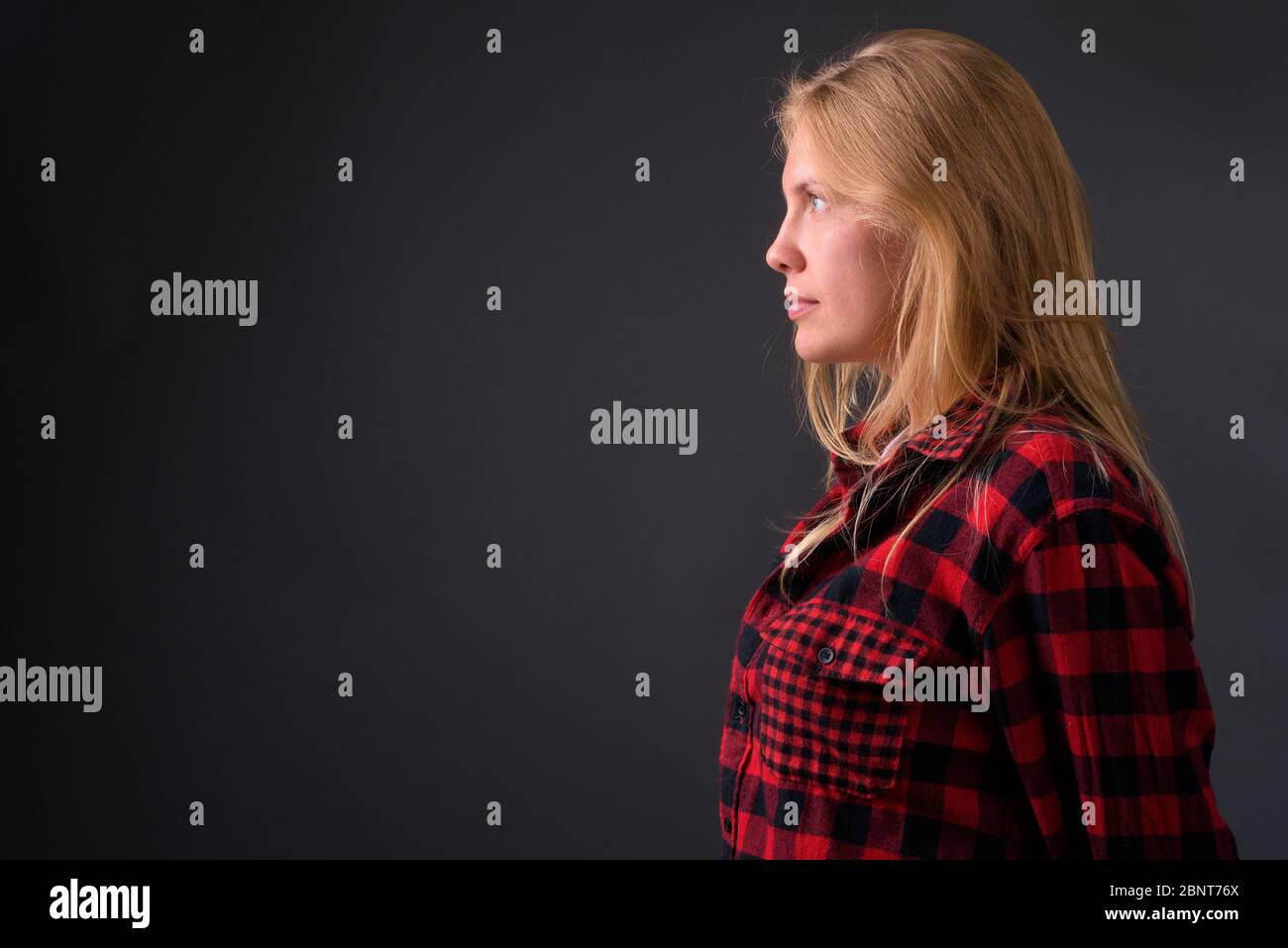 Profil de la jeune belle hipster femme avec des cheveux blonds Banque D'Images