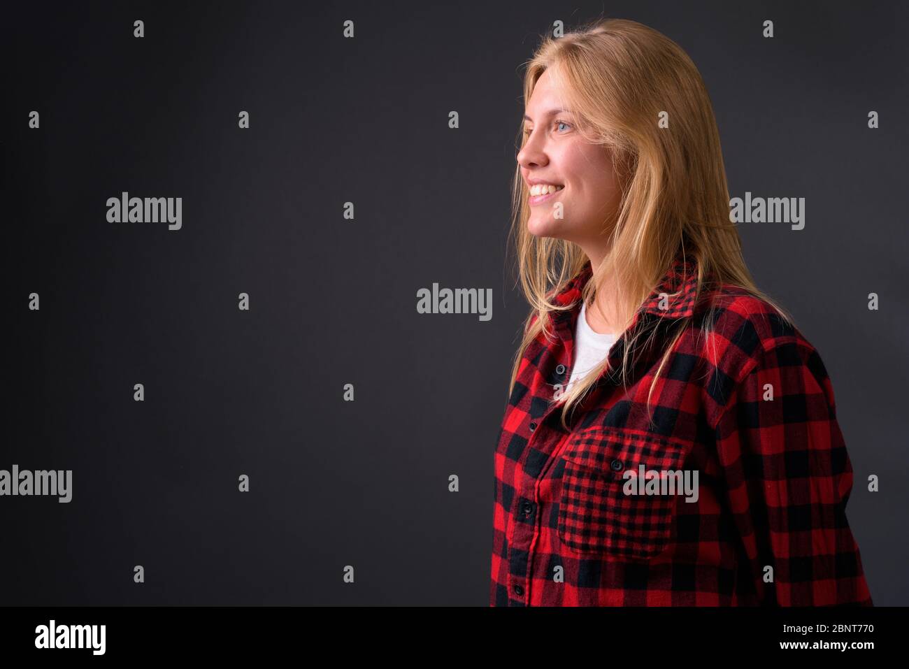 Vue profil de la jeune fille happy hippster avec cheveux blonds Banque D'Images