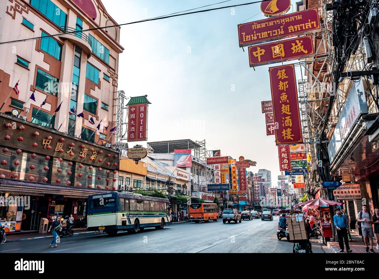 Yaowarat, Bangkok / Thaïlande - 11 février 2020 : embouteillage sur la route de Yaowarat, les touristes sont connus sous le nom de China Town ou Chinatown, photo de jour Banque D'Images