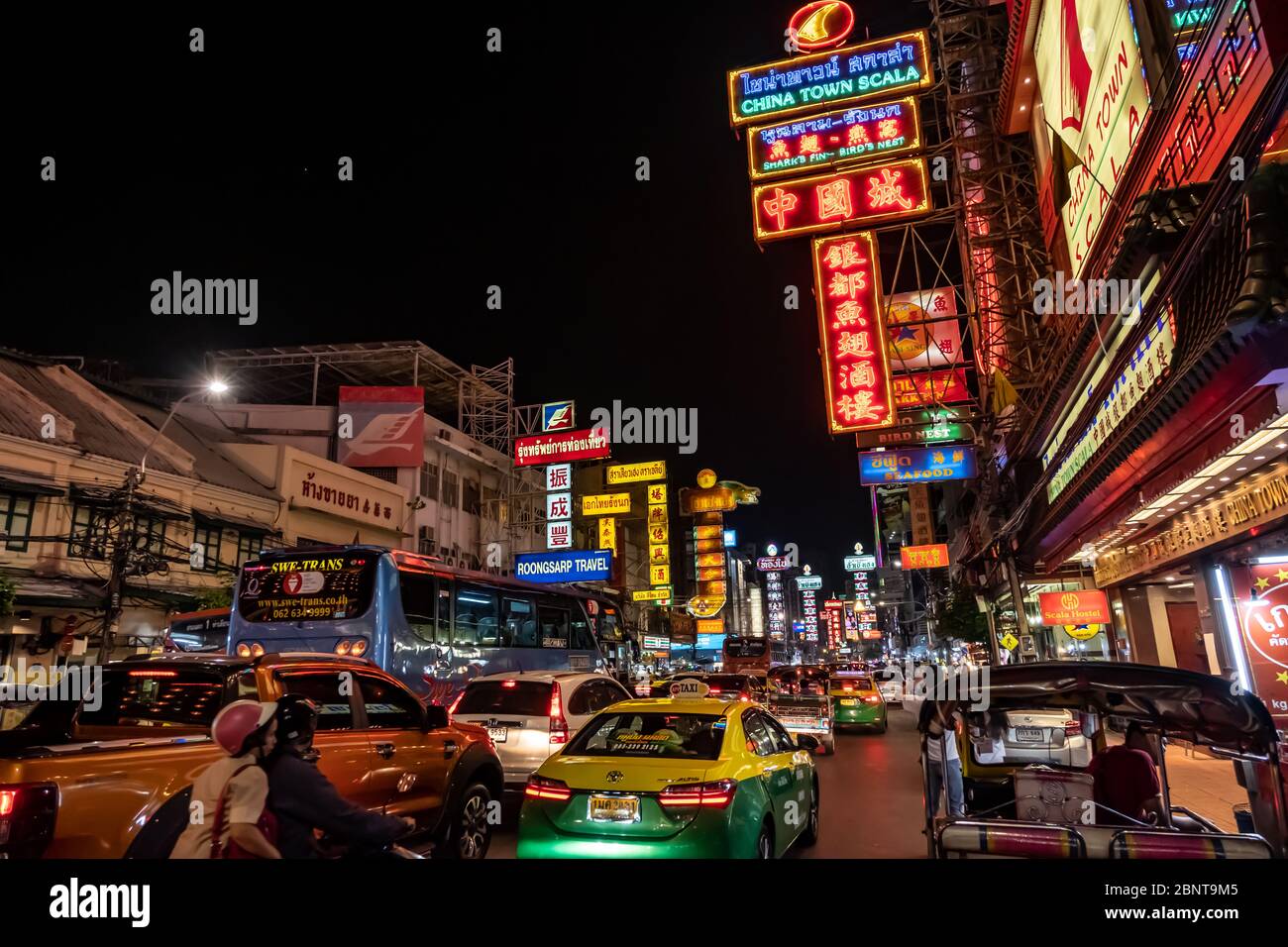 Yaowarat, Bangkok / Thaïlande - 11 février 2020 : embouteillage sur la route de Yaowarat, les touristes sont connus sous le nom de China Town ou Chinatown, photo de nuit Banque D'Images