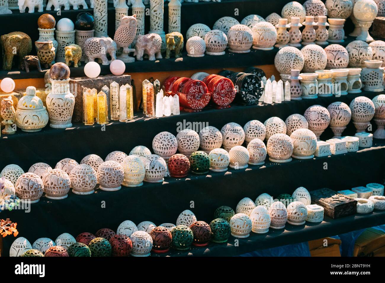 Inde. Marché avec de nombreux traditionnels hauts en couleur indiens fait main des bougies en céramique sculptée. Souvenirs populaires de l'Inde. Banque D'Images