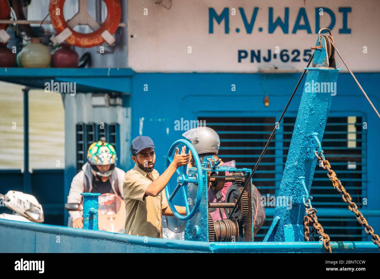 Old Goa, Inde - 19 février 2020 : Man travaille sur un ferry. Ferry sur la rivière Mandovi. Terminal de ferry Old Goa. Mercure Goa Devaaya Retreat Ferry Cr Banque D'Images