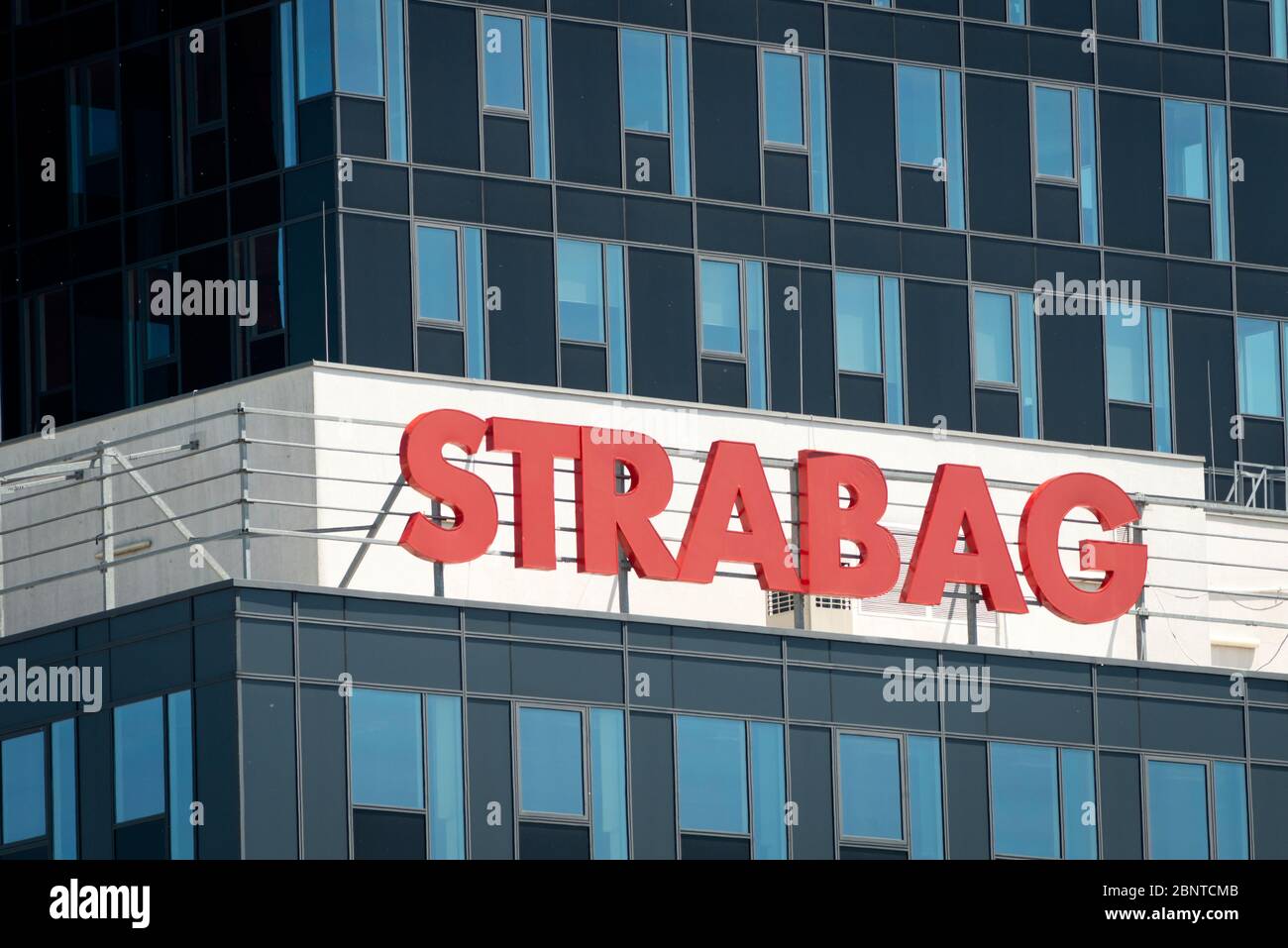 STRABAG plaque de nom signe rouge et logo sur immeuble de bureaux en verre bleu, Sofia Bulgarie, Europe de l'est, Balkans, UE Banque D'Images