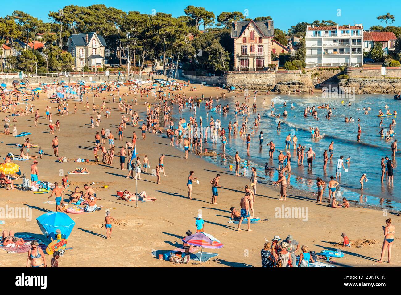 Saint-Palais-sur-Mer, France : les gens baignent de soleil sur la plage  bondée de la Plage du Bureau au coeur de ce complexe sur la côte atlantique  française Photo Stock - Alamy